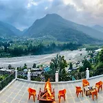 Holywood Classic-River View Resort