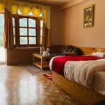 Holywood Classic-River View Resort