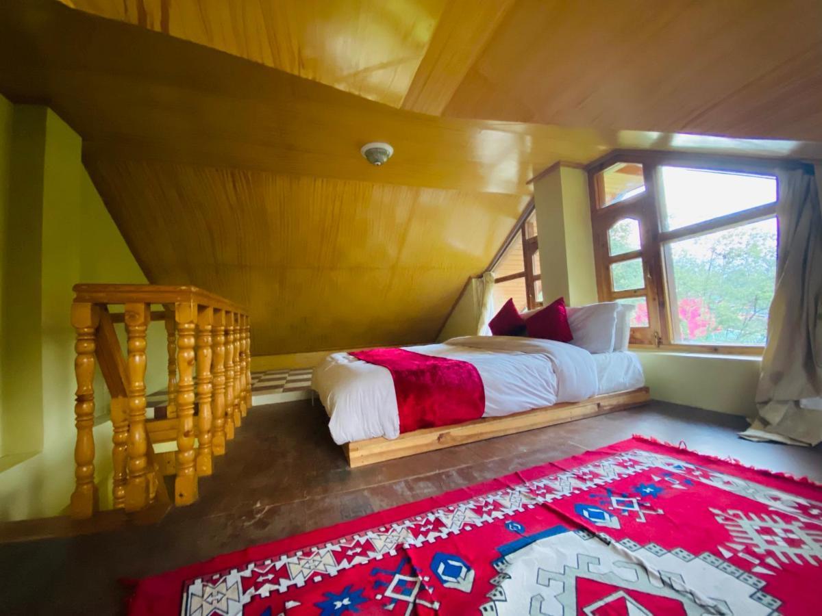 Hotel Holywood Classic-river View Manali (Himachal Pradesh)