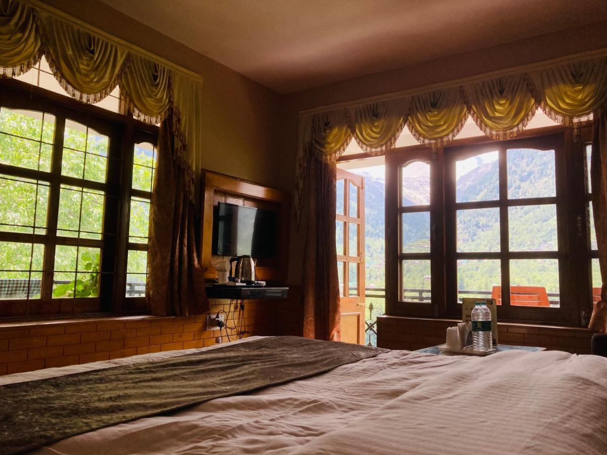 Hotel Holywood Classic-river View Manali (Himachal Pradesh)